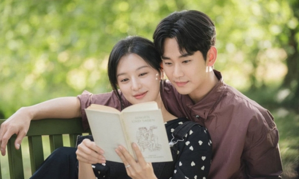 Hóa ra cặp đôi 'song Kim' trong Queen of Tears có một điểm chung về học vấn, loạt ảnh thời đi học nhìn cũng 'mê'