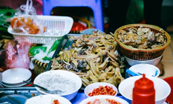 Quán bún ngan nổi tiếng Hà Nội mắng khách như tát nước vào mặt gây tranh cãi: Thời đại nào rồi còn kiểu 'miếng ăn là miếng nhục'?