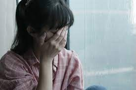 Sang nhà anh hàng xóm ăn cơm tối, tôi đau đến bật khóc, vội bỏ về khi thấy tấm ảnh nhỏ trong phòng ngủ