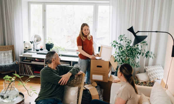 Con cái trưởng thành vẫn phải cưu mang đủ thứ, nhiều bậc cha mẹ kêu gào: Nghỉ hưu rồi không được yên thân dưỡng già