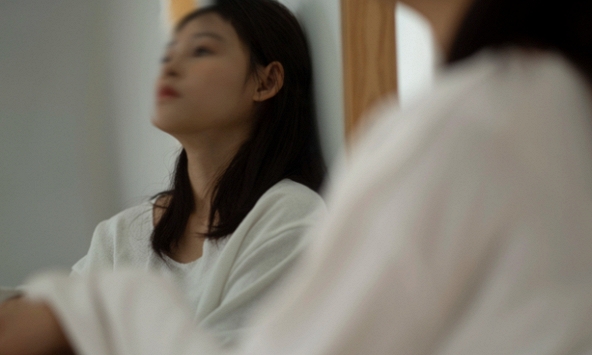 Đến nhà tôi chơi, chị chồng vào thẳng phòng ngủ rồi đưa cho cả túi vàng gom góp hơn chục năm qua