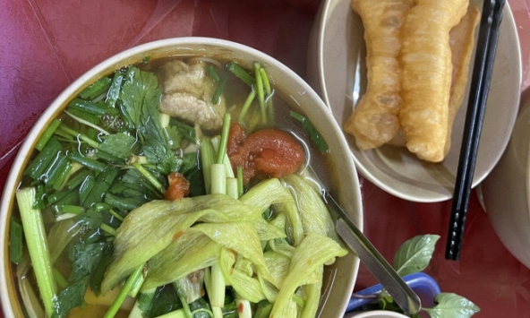 Lại có cô gái bức xúc vì ăn bún bị 'chửi sấp mặt', dân mạng ngán ngẩm: Dường như có những người thích bị 'ngược đãi' trong chuyện ăn uống!