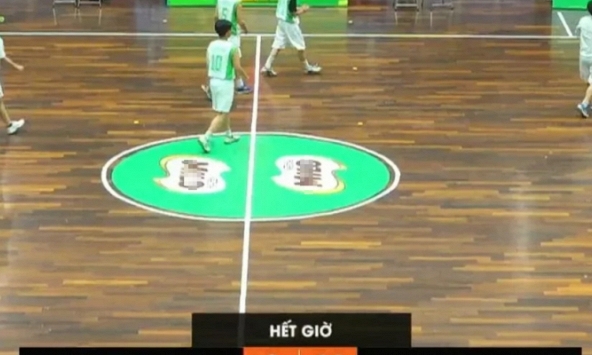 Ngỡ ngàng trước bảng tỷ số chênh lệch tại sân chơi bóng rổ học đường