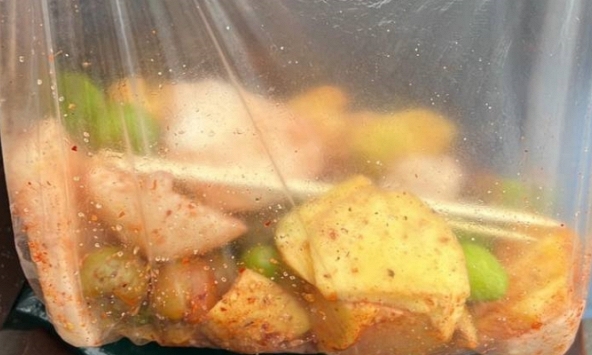 Túi hoa quả 'lèo tèo' giá 420 nghìn ở bờ hồ khiến cô gái sốc nặng, dân mạng tranh cãi: Thời đại nào rồi còn không hỏi giá trước?