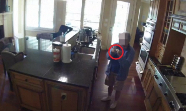 Xem camera, con dâu bức xúc khó chịu vì hành động của mẹ chồng trong nhà bếp