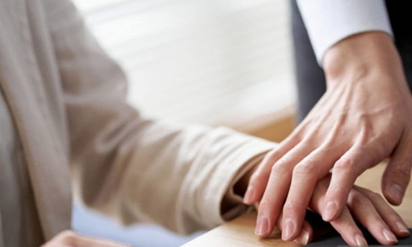 Cô vợ thám tử phát hiện chồng ngoại tình chỉ qua 1 cái mụn trên lưng và pha 'dằn mặt chất lượng'