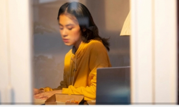 Vừa nghe con gái kêu than vài câu, bố mẹ chồng tôi đã vội rút hết tiền dưỡng già cho luôn