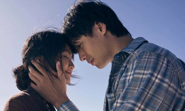 H'Hen Niê gây tò mò khi lần đầu đóng cặp với 'trai lạ' mà phải đánh răng... muốn hết tuýp kem