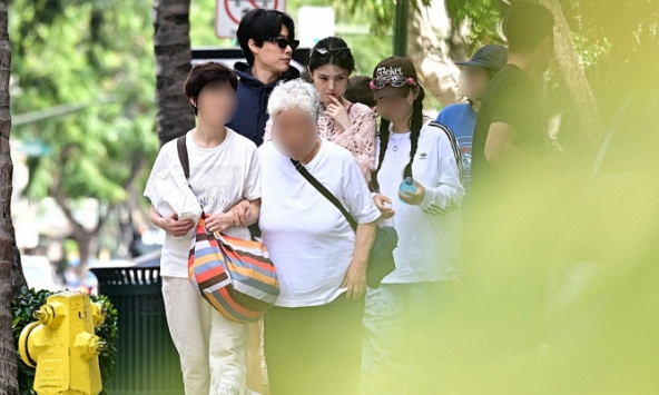 Dispatch công bố hình ảnh hẹn hò của Han So Hee và Ryu Jun Yeol ở Hawaii