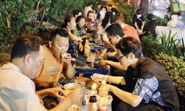 Lạ mà thương: Ăn bánh mì chảo không cần trả tiền, khách ngồi đông kín vỉa hè Sài Gòn