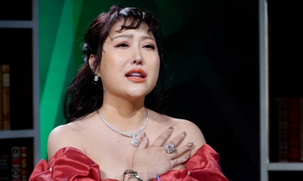 Phi Thanh Vân: 9 bác sĩ thay phiên mổ trong 12 tiếng, ôm con về nhà khóc với bố mẹ sau 2 lần ly dị