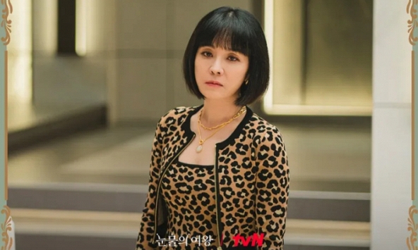 Vì sao 'bà cô điên' trong Queen Of Tears lại được netizen đánh giá là người tỉnh táo nhất nhà tài phiệt?