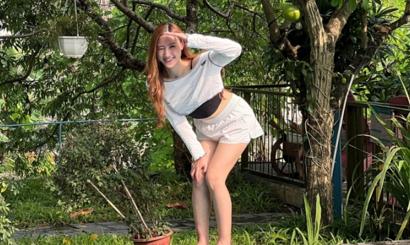 Nữ chủ xinh đẹp tung 'chiêu lạ', khiến sạp lạp xưởng nướng đá của mình hot nhất cõi mạng