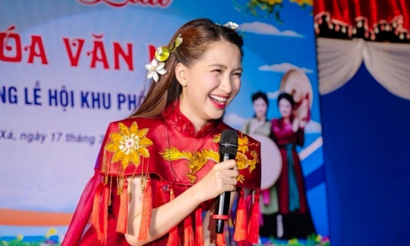 Hòa Minzy khi diễn ở hội làng: Không nhận cát-xê, tự thuê âm thanh và vũ công, lại còn mời cả Erik phục vụ bà con