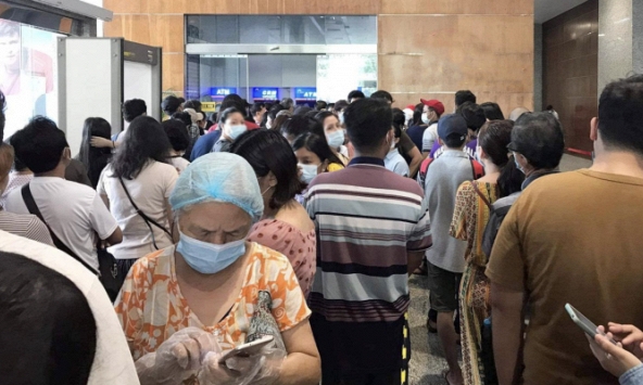 Ngân hàng lỗi cho khách hàng rút tiền thoải mái, người dân ồ ạt xếp hàng dài rút cả chục tỷ