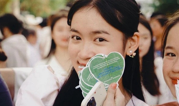 TP.HCM: Cả nghìn người rủ nhau đi chợ bằng… lá cây, không ai trả tiền