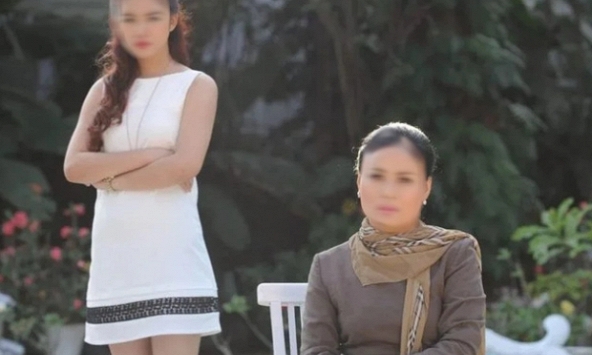 Trong bữa cơm giỗ bố chồng, con dâu bật khóc nức nở khiến mọi người kinh ngạc nhìn tôi với ánh mắt khó hiểu