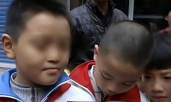 Cậu bé 9 tuổi giúp đỡ cụ bà bị bắt đền 3,2 tỷ đồng: Bí mật phía sau là bài học cảnh tỉnh cho các bậc cha mẹ