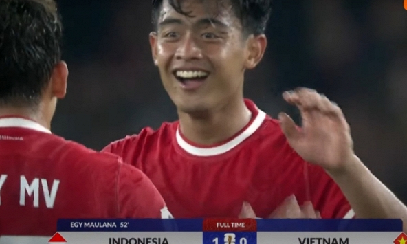 Tuyển thủ Việt Nam buồn bã, cúi đầu sau trận thua Indonesia, trái ngược với màn ăn mừng cực sung của đối thủ