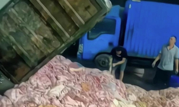 Kinh hãi hình ảnh nội tạng động vật chất đống trên sàn nhà, dân mạng rủ nhau 'quay xe' với loại đồ ăn giá rẻ quen thuộc