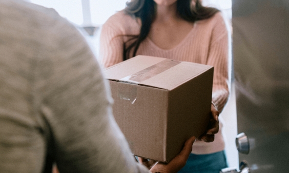 Nhận thùng hàng đặt mua qua mạng, cô gái 'đứng hình' khi nhìn thấy thứ bên trong