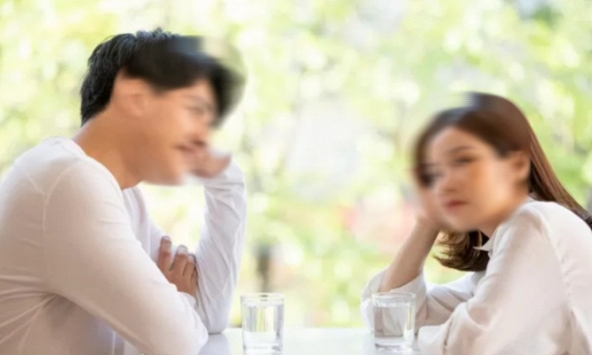 Sau khi nghe lén cuộc trò chuyện 30 phút của chồng với bạn, tôi bàng hoàng nhận ra mình đã mắc sai lầm lớn