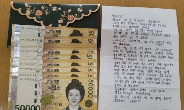 Người đàn ông giấu tên để lại phong bì hơn 18 triệu VNĐ kèm lá thư ở hiệu sách, vài tháng sau nhân viên mở ra mới kinh ngạc