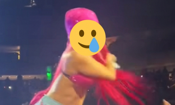 Nữ rapper 'trợn mắt' hú hồn khi đưa mic cho fan hát: Tưởng thế nào ai dè 'tông điếc'