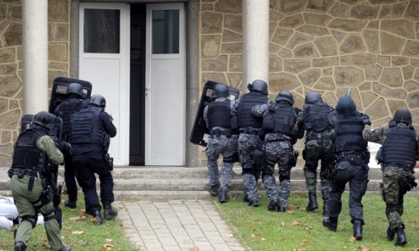 Ập vào nhà truy bắt cụ bà vì tin theo chiếc iPhone, cảnh sát kinh hoàng, phải bồi thường 99 tỷ