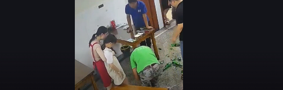 Bức ảnh bí mật chụp trên tàu 'dậy sóng' cộng đồng mạng: Điều đáng sợ nhất của 1 gia đình không phải là nghèo khó mà là thứ này