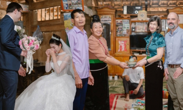 Đám cưới đặc biệt của cô gái dân tộc Thái và chú rể Mỹ: Bố mẹ chồng nhập gia tùy tục, bàn chuyện cưới chỉ trong 1 cuộc điện thoại