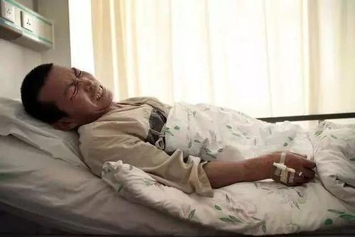 Đau bụng đến gặp bác sĩ, người đàn ông sốc vì thận phải gần như bị 'ăn mất'