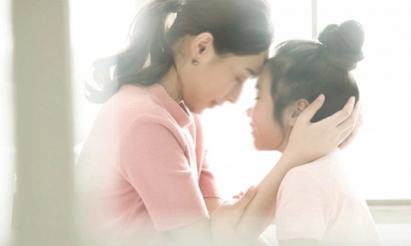 Con gái khoe món quà do người lạ mặt tặng, mở ra xem mà chân tay tôi run lẩy bẩy