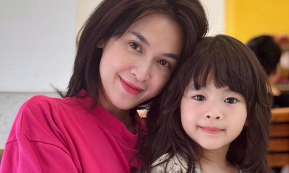 Cuộc trò chuyện tưởng rất bình thường mà gây trăn trở của Tú Vi và con gái, cô bé nói một câu khiến mẹ thắt lòng mà bật khóc
