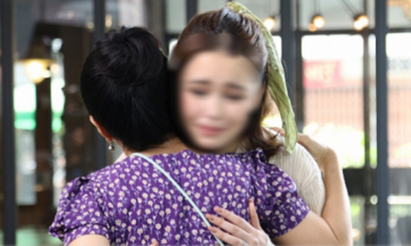 Lúc bế tắc tưởng chừng phải bán nhà, chị giúp việc cũ xuất hiện cùng 500 triệu và tấm ảnh khiến mắt tôi ướt đẫm