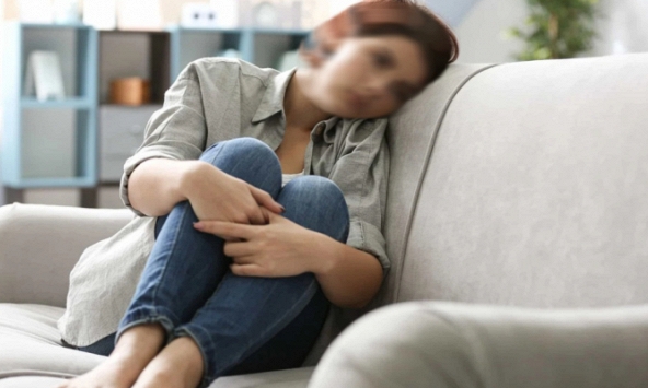 Thấy mẹ chồng lấy chiếc kiềng vàng ra cho em chồng xem mà tôi chỉ biết bật khóc trong ấm ức