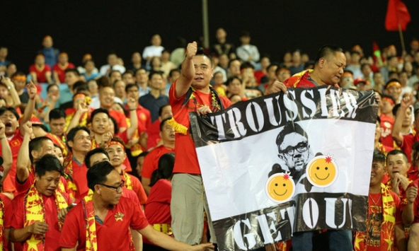 Clip: Khán giả sân Mỹ Đình hô to 'Troussier out'