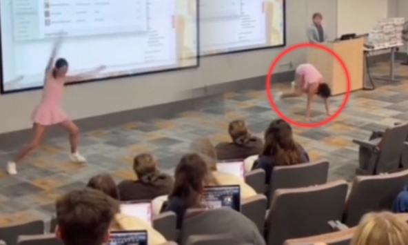 Giảng viên đang nói về bài kiểm tra giữa kỳ, nữ sinh có hành động 'lạ' ngay trên bục giảng, phản ứng sau đó của cả lớp mới sốc