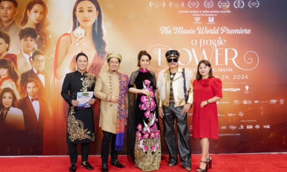 Phim 'Đóa Hoa Mong Manh'  đã có buổi ra mắt toàn cầu tại cụm rạp AMC IMAX Orange 30, California, Mỹ.  