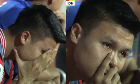 Thương Quang Hải, mắt rưng rưng như muốn khóc, rồi lại vò đầu bứt tai vì bị HLV Troussier coi là người thừa ở trận Việt Nam vs Indonesia