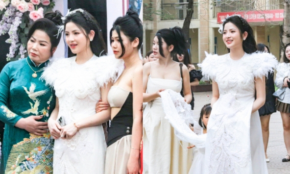 Cô dâu Chu Thanh Huyền xinh như công chúa trong ngày cưới Quang Hải, được cả làng khen vì xinh đẹp lại còn lễ phép chào hỏi 