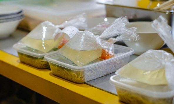 Mẹ phải cắt bỏ tử cung, con gái dậy thì sớm chỉ vì một thói quen nhiều người mắc phải khi mua đồ ăn sẵn