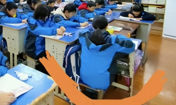 Phụ huynh chụp ảnh chỗ ngồi của con gái ở lớp học, tố cô giáo bất công nhưng cư dân mạng xem xong thì phê bình: Anh nên biết ơn!