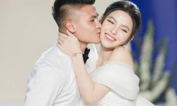 Ảnh nét căng Quang Hải thơm má Chu Thanh Huyền, khom lưng xỏ giày cho vợ rồi bất ngờ tỏ tình 'anh yêu em' khép lại đám cưới