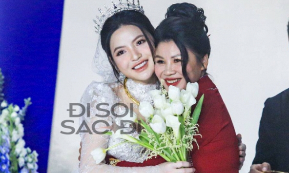 Mẹ Quang Hải trao 3 chiếc kiềng vàng cho Chu Thanh Huyền trong ngày cưới, hạnh phúc ôm chầm lấy con dâu