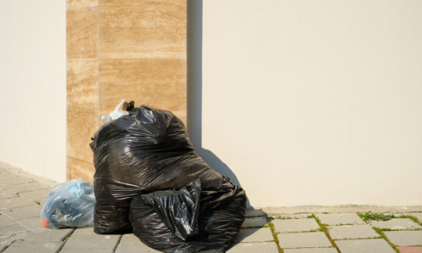 Sáng nào cũng thấy túi rác tung tóe khắp cổng, tôi lắp camera theo dõi và thấy nực cười khi biết mặt người ném