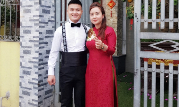 Người mẹ nuôi đặc biệt của Quang Hải, hết lòng ủng hộ chuyện tình của con trai từ Nhật Lê, Huỳnh Anh đến Chu Thanh Huyền