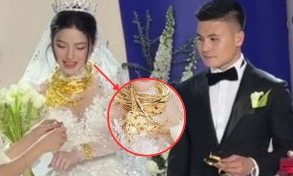 Chu Thanh Huyền bị gãy kiềng vàng vì đeo một lúc quá nhiều, màn xử lý bình tĩnh của tất cả nhận về sự chú ý