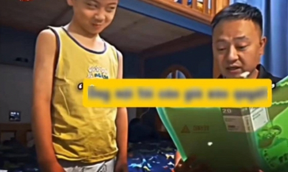 Xuất hiện 1 bài văn đọc xong cười ná thở: Bóc phốt từ cha mẹ đến ông bà, đoạn cuối tưởng 'quay xe' nhưng càng đọc càng choáng