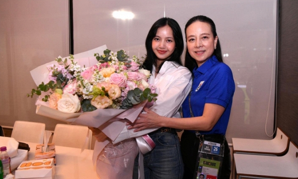 Khung hình quyền lực: Lisa (BlackPink) rạng rỡ bên Madam Pang, nhan sắc nữ Chủ tịch bóng đá Thái Lan ở tuổi 58 trẻ trung ngỡ ngàng